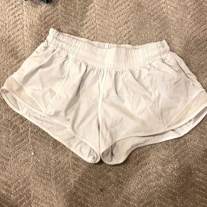 White Lululemon Hotty Hot Shorts Size 6 2.5in